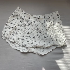 Vita Shorts  - Från H&M knappt använda, kanske behöver strykas annars i så gott skick som möjligt! Storlek M 