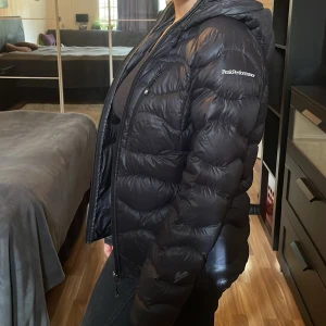 Peak performance jacka - PeakPerformance svart dunjacka Style W HELIUM HJ,  storlek S. Bra skick, säljer för 700kr 