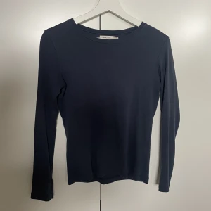 Blå långärmad tröja - En skön, blå långärmad tröja💙 Säljer då den tyvärr inte kommer till användning. Fint skick! Skriv angående funderingar eller fler bilder.