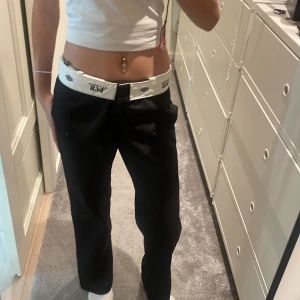 Dickies 874 byxor  - !FRI FRAKT! De populära Dickies byxorna! I storlek W/30 L/30 vilket motsvarar en XS. Passar bra på mig som är 163. 🖤 Spårbar frakt är 60kr kr.  Nypris : ca 700kr ( pris kan sänkas vid snabb affär )