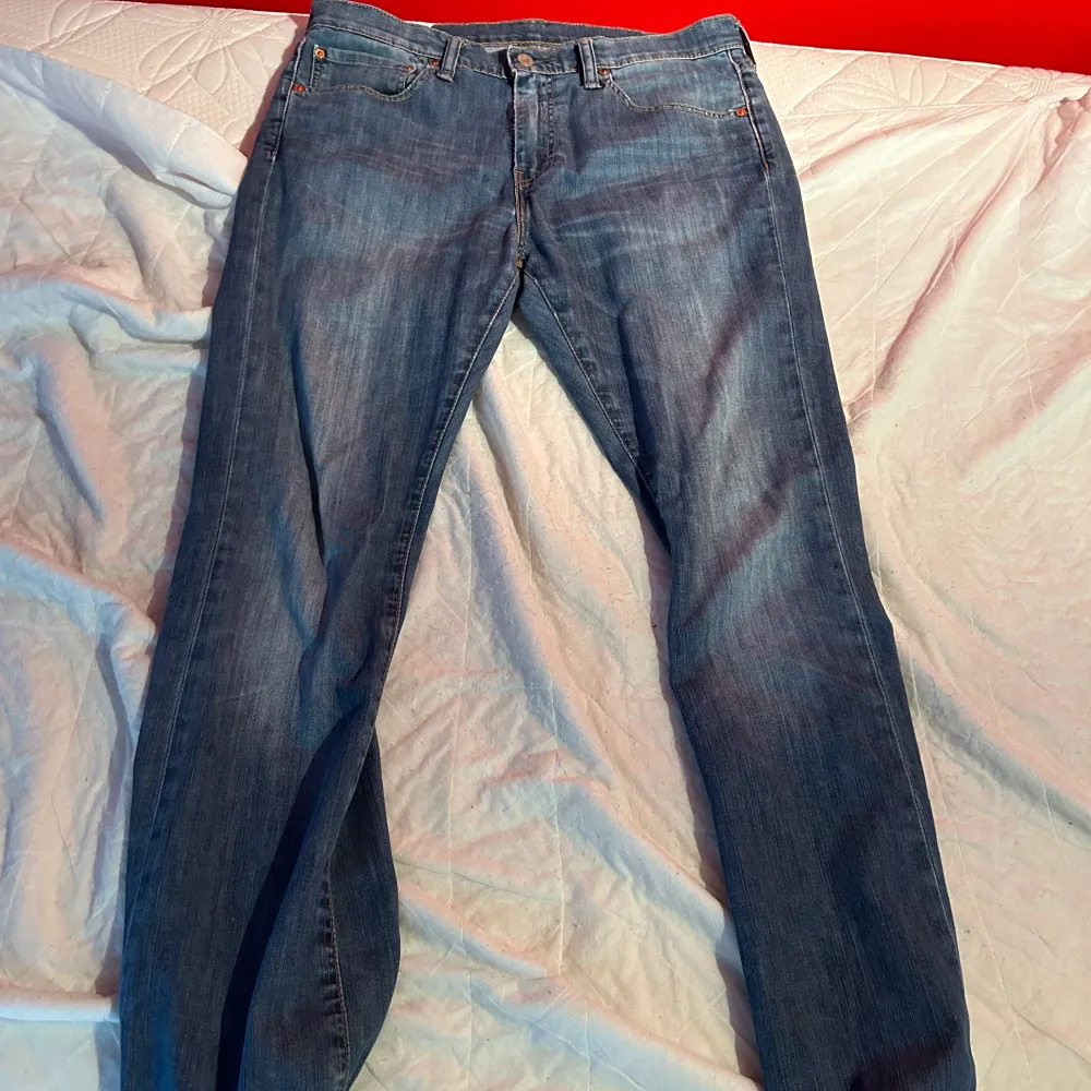 Levis jeans köpte här på Plick, bra skick. Modell 527, storlek 34,30. Säljer på grund av att dom inte kommer till användning.. Jeans & Byxor.