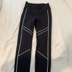 Stronger träningstights - Helt oanvända leggings från stronger. Köpta för 799kr. Säljs pga att de inte kommer till användning⚡️