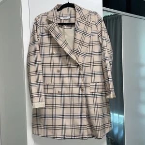 Kavaj beige - Hewes  - Kavaj från Hewes i beige färg. Den är oversize modell i storlek 38. Helt ny, saknar etikett. 