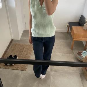 Väst design by si - Säljer denna mjuka snygg a stickade väst💕 nyskick