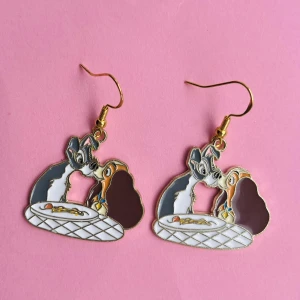 Lady och lufsen örhängen 💕 - Nickelfria krokar och fri frakt 💕