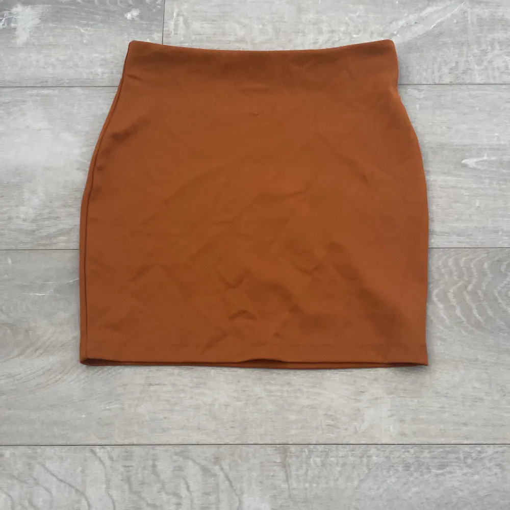 Brun kjol från Cubus. Säljs pga liten, tvättas innan paketering. Köparen står för frakt. . Kjolar.