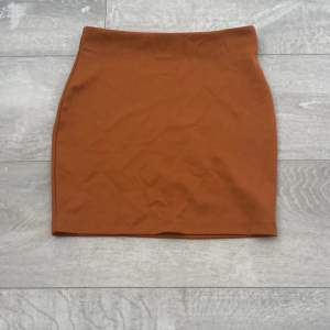 Brun kjol från Cubus. Säljs pga liten, tvättas innan paketering. Köparen står för frakt. 
