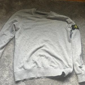 Stone Island  - Grå stone island tröja i storlek L, knappt använd någonting och är i topp skick:))