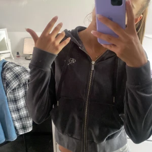 Mjuk kofta - Jätteskön kofta, som ny stl xxs men passar även xs. Liknar lite juicy couture tröjorna