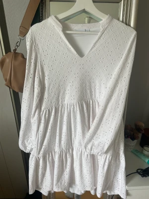 Vit klänning / studentklänning  - Perfekt studentklänning från VILA