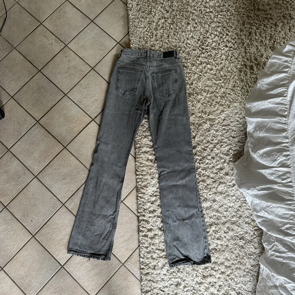 Gråa midwaist jeans från Gina🙌🏼 I storlek 34, nypris 499kr😊. Jeans & Byxor.