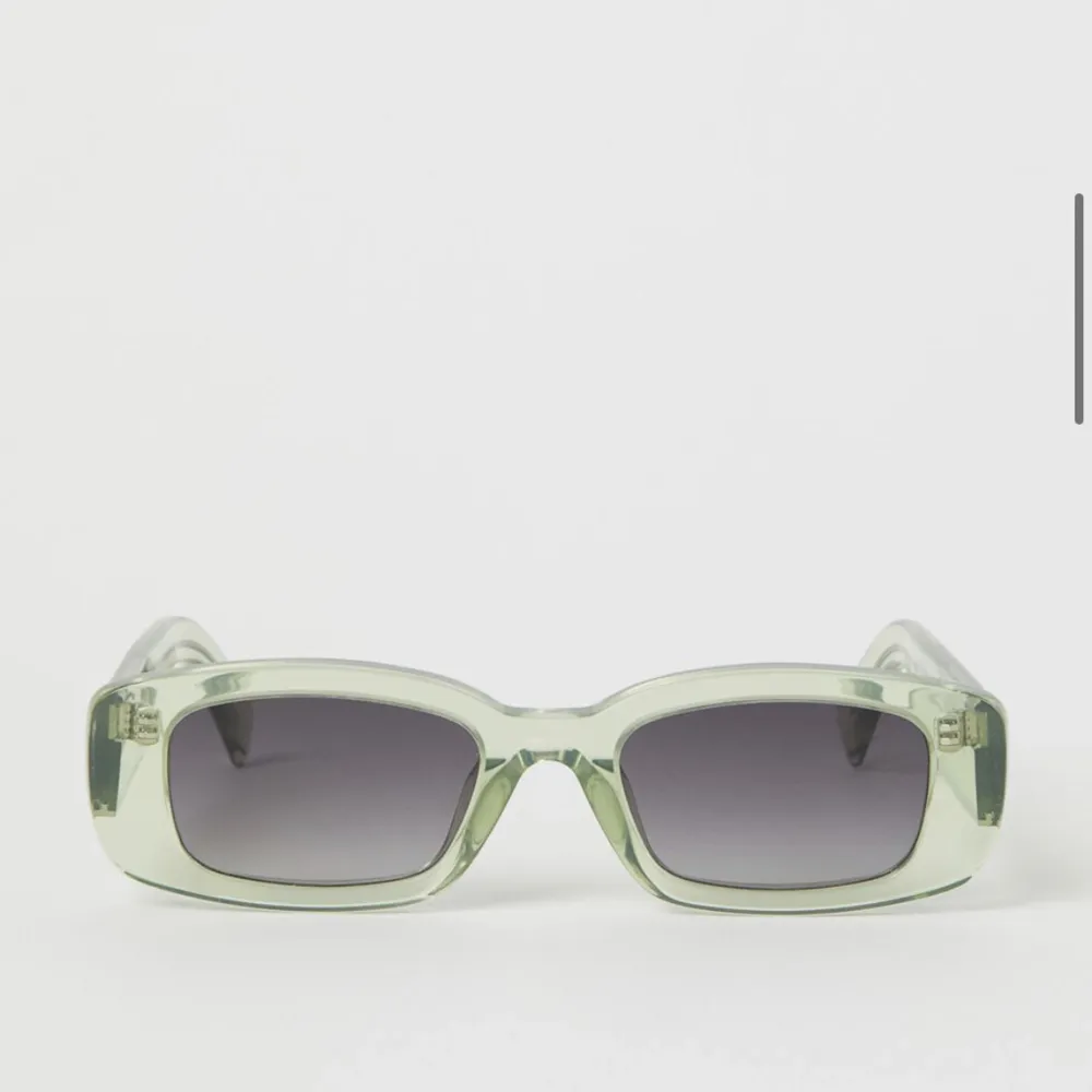 Solglasögon från H&M x Chimi, i nyskick! Frågor? Hör gärna av dig :). Accessoarer.