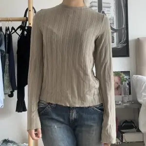 Långärmade tröja i färgen beige! Köpte den på bikbok för 299kr och säljer nu för 200kr då jag bara använt den EN gång!