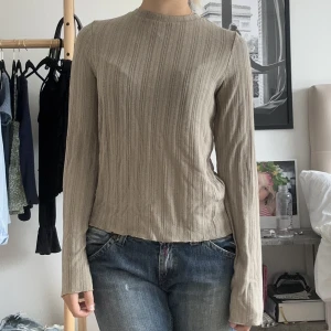 Långärmade tröja - Långärmade tröja i färgen beige! Köpte den på bikbok för 299kr och säljer nu för 200kr då jag bara använt den EN gång!