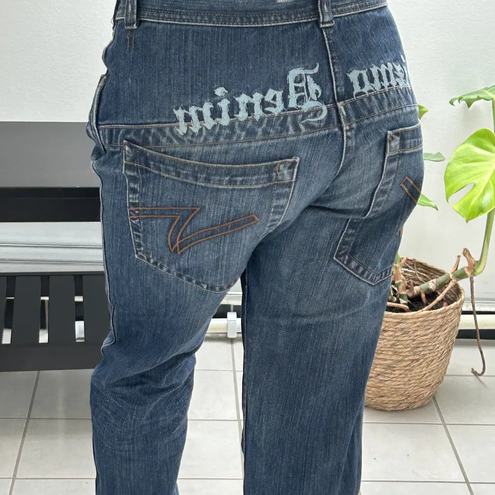 Hej! Jag säljer nu mina så snygga mörkblå lågmidjade jeans. De har tryck bak där de står ”Gizmo Denim”. Gizmo denim är även märket. De är i storlek 170 men passar mig som vanligtvis har XS eller S. Skriv vid fler frågor💗. Jeans & Byxor.