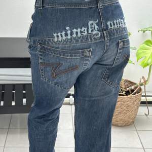 Hej! Jag säljer nu mina så snygga mörkblå lågmidjade jeans. De har tryck bak där de står ”Gizmo Denim”. Gizmo denim är även märket. De är i storlek 170 men passar mig som vanligtvis har XS eller S. Skriv vid fler frågor💗
