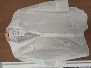 Zara  - Helt oanvänd , köpt på Zara. Väldigt fin med vackra mönster. Den kostade 399 kr och nu 200 kr