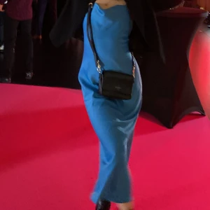 Långklänning i silke - Denna drömmen från Urban outfitters är jag tyvärr tvungen att sälja då den ej kommer till användning. Använd 1 gång. 