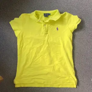 Säljer denna fina gula Ralph Lauren t-shirt då den inte passar mig💛 Priset kan diskuteras!