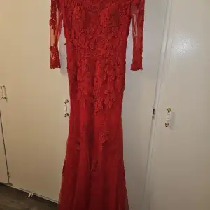 Klänningen är använd en gång endast, den var köpt för 2500. 