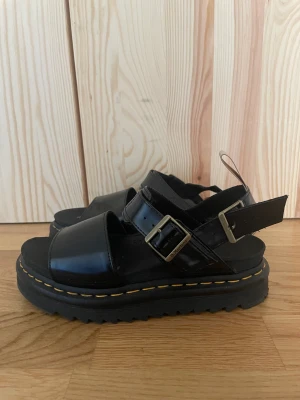 Dr martens-sandaler voss - Storlek 38, väldigt sparsamt använda. Bekväma och true to size. De kommer tyvärr inte till användning längre!