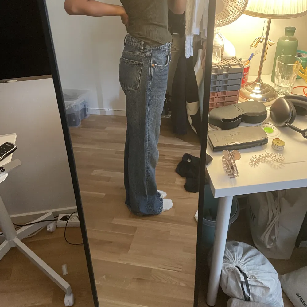 Jeans från zara i mörkblå färg, med slits, låg midja, som referens är jag 168 cm💙. Jeans & Byxor.