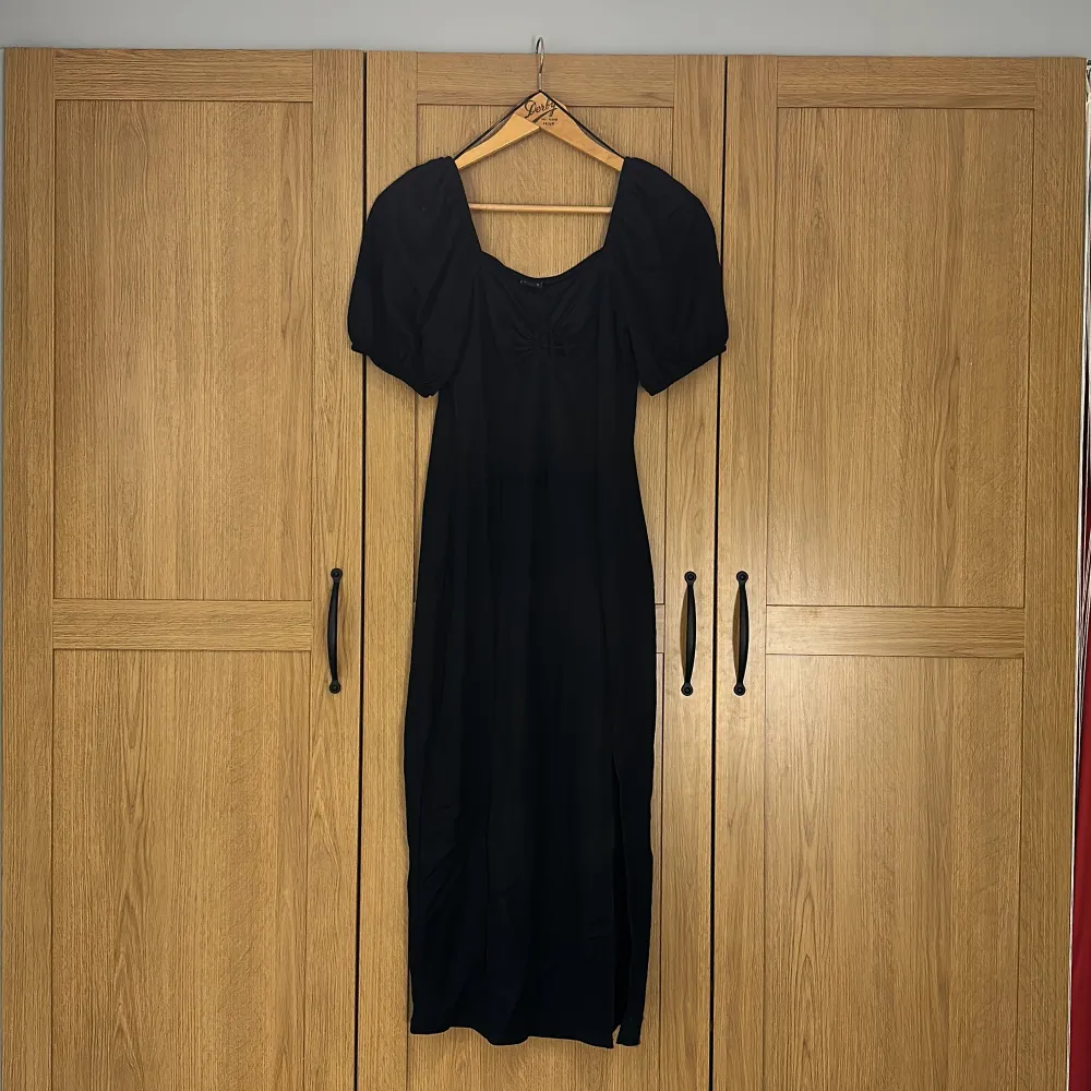 Svart långklänning från Gina tricot, använd 1 gång, storlek M men passar S också då den är liten i storleken . Klänningar.
