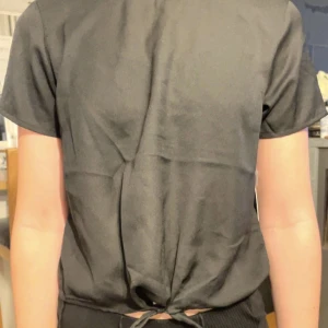 Blus  - Säljer denna blus helt oanvänd i nytt skick,prislappen hänger fortfarande på. Nypris 99kr