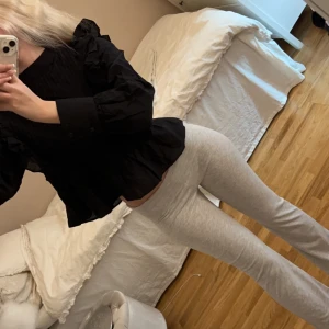 Svart blus  - Super gullig blus som aldrig är använd med prislappen kvar!