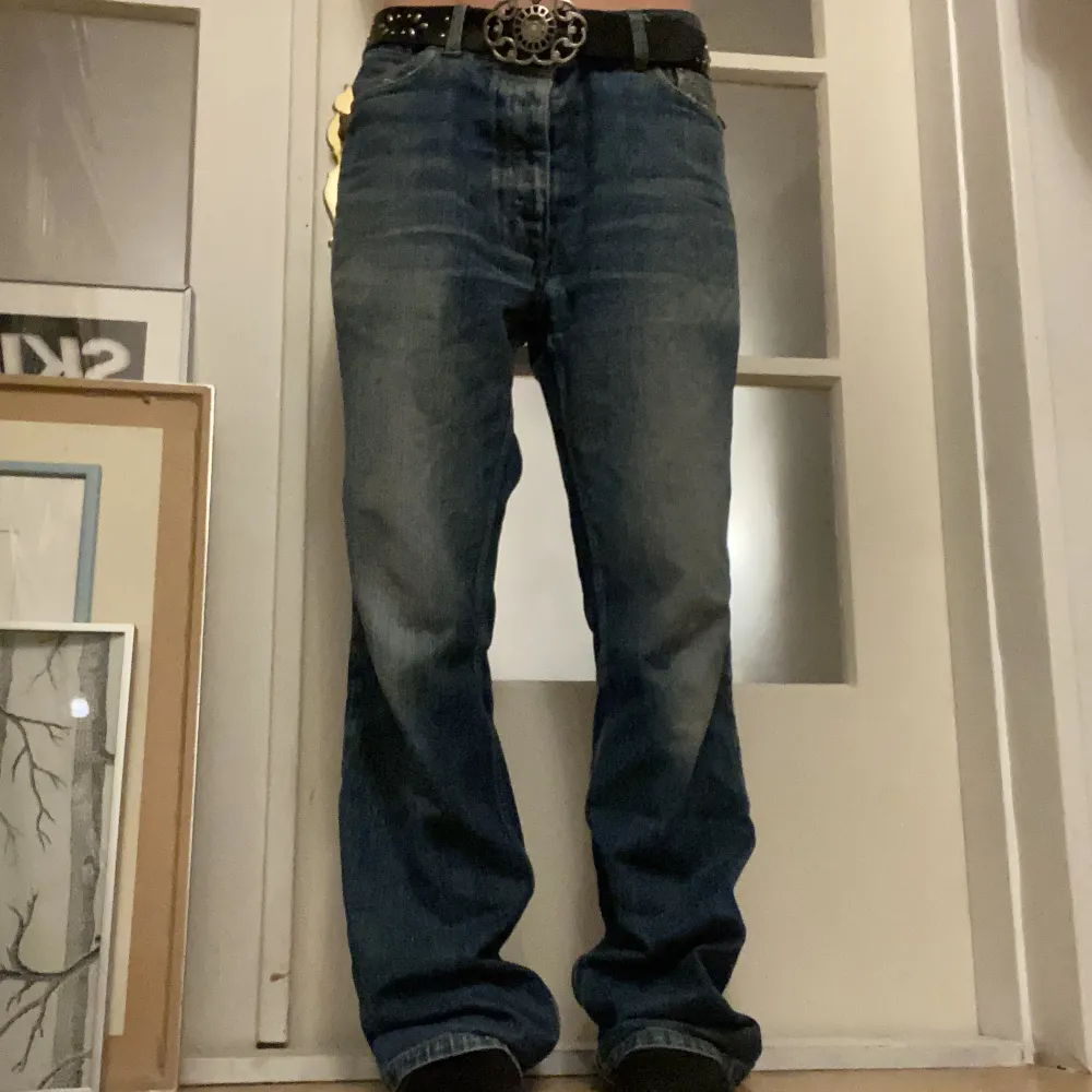 Coola baggy jeans, lite nertrampade längst nere på byxorna eftersom dem är för långa. försvinner om man viker upp dem.  Annars bra skick, Midjemåt : 84 cm.. Jeans & Byxor.