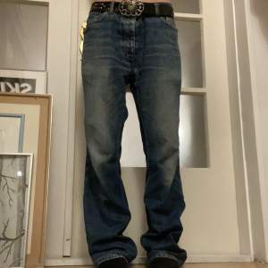 Coola baggy jeans, lite nertrampade längst nere på byxorna eftersom dem är för långa. försvinner om man viker upp dem.  Annars bra skick, Midjemåt : 84 cm.