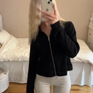 Svart kofta - Säljer denna kofta från nly trends som har prislappen kvar och aldrig använd!