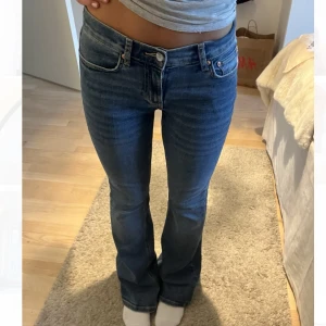 Low waist Flare jeans Gina  - Säljer dessa jeans från Gina tricot, kommer inte till användning o är i fint skick 💕💕är i storlek 34 men passar även som 36🫶🏻