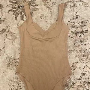 Beige body från h&m i fint skick, storlek S