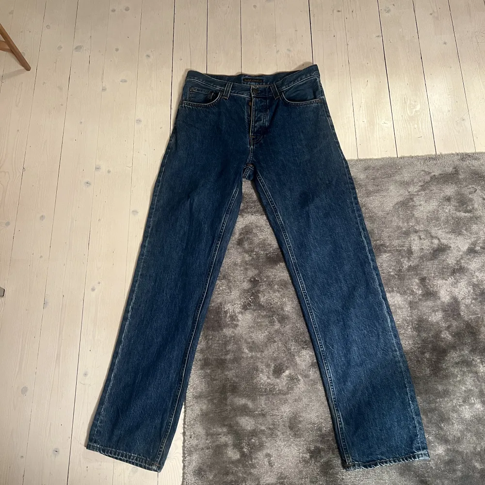 Säljer ett par snygga jeans från Nudie. Bra skick. Storlek 30/32. Modell Rad Rufus. Köpta på Nudies butik i Stockholm för 1600.. Jeans & Byxor.