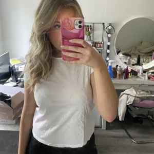 Söt T-shirt med stenar på - Söt T-shirt med stenar på i storlek 158-164 ifrån Kappahl, säljer för att jag inte använder den💖