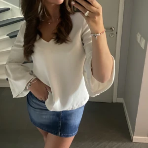 Blus  - Jätte fin blus med volang ärm. Storlek 38, men sitter som 36. Pris går att diskutera💞