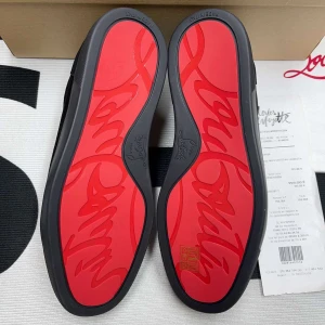 Svarta Louboutin  - Svarta Louboutin! Box, kvitto, dustbag medföljer 6-10 arbets dagar leverans. Skriv vid intresse och övriga frågor 