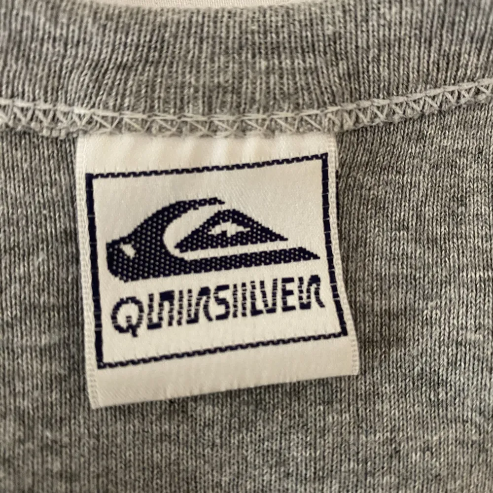 Grått linne från surfar märket ”Quicksilver” i jätte bra skick🤍 Skriv gärna till mig innan ni trycker på köp nu (:. Tröjor & Koftor.