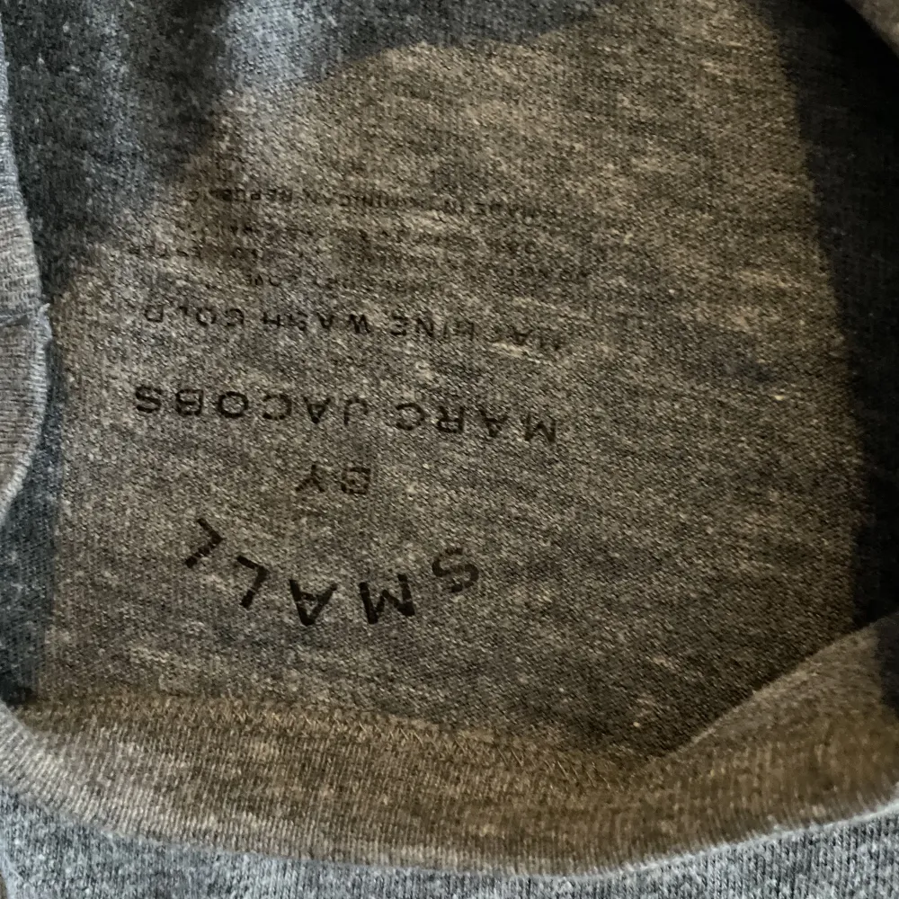 Supersnygg grå Marc Jacobs T-shirt! Storlek S❤️. T-shirts.