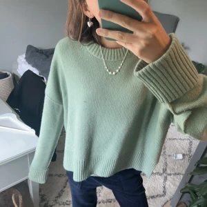 Stickad tröja med cool rygg - Så fin ull stickad tröja men som ändå är lite annorlunda med dens kolla rygg. (Se andra bild) har även sömmar som är utåt!  knappt använt köpt för 800kr