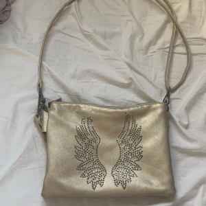 Väska  - Säljer min väska från Eternel pga att jag inte har nån användning till den, hör av dig om frågor💕