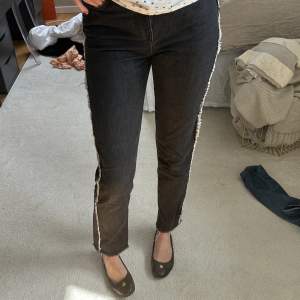 Supercoola jeans från weekday med slitningar på sidan och i midjan🤩🤩modellen heter seattle!