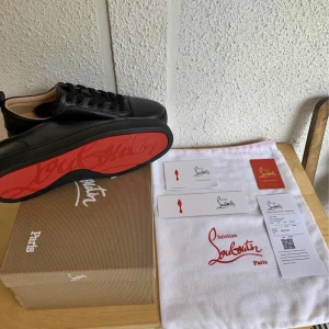 Loubitin skor  - Får hem dessa nästa vecka i storlek 42/43 dom är i helt nyskick och man får med allt på bilden. Kom privat.