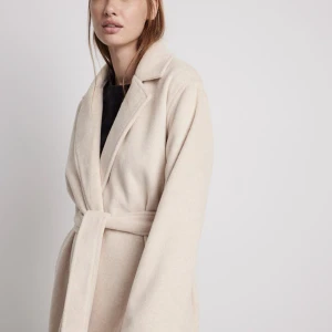 Beige kappa NAKD passar strl 34, 36 - Intressekoll på min kappa (nyskick) som ja köpte förra hösten från NA-KD (Ida Carlssons kollektion). Perfekt jacka nu till hösten! Köpte för 999 så om nån är intresserad så kan vi komma fram till pris. Skicka om ni vill ha fler bilder från verkligheten! 