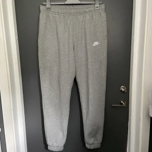 Nike Sweatpants herr - Nike Sweatpants herr strlk XL Inte alls mkt använda, köpta i slutet av juni. Passar folk med strlk L