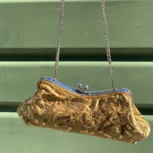 Fantastisk aftonväska🤩 - Säljer denna otroligt fina oanväda (med lappen kvar) aftonväskq i guld med stjärnor i paljetter. Älskar!! 🙌🙌Perfekt till en sittning eller bal! Eller varför inte spicea upp en vanlig festkväll?