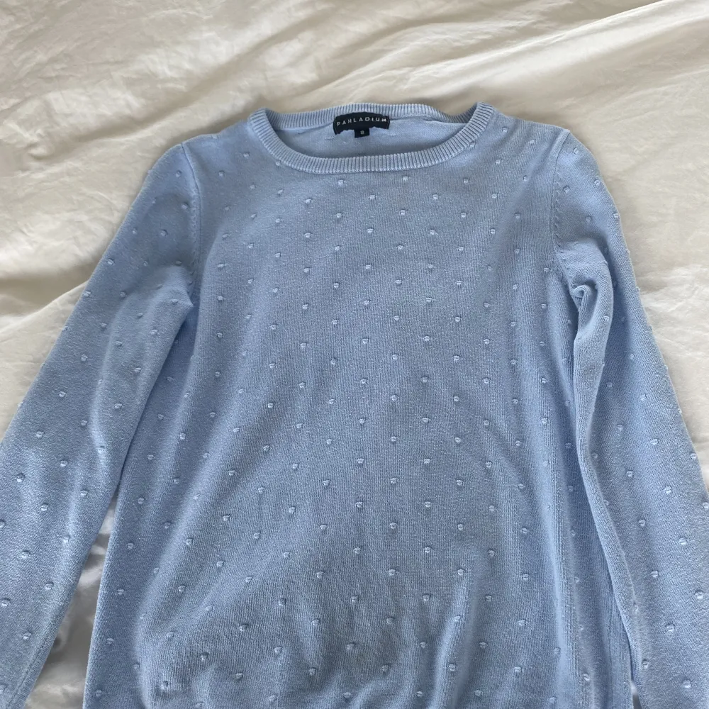 Jättefin ljusblå sweatshirt från PAHLADIUM!!💞 Köpt för cirka ett år sen men har inte använts speciellt mycket💃. Tröjor & Koftor.