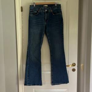 Jeans från Gina tricot storlek 40, lågmidjade 