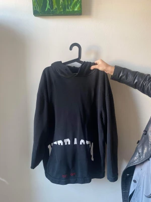 OFF WHITE HOODIE  - Knappt använd off-white hoodie. Hör av er för fler foton osv.  Nypris 8000